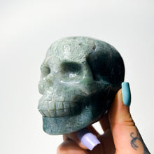 Lade das Bild in den Galerie-Viewer, Moss Agate • Skull Carving
