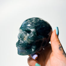 Lade das Bild in den Galerie-Viewer, Moss Agate • skull Carving • dark
